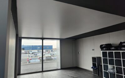 Comment est installé un plafond tendu ?