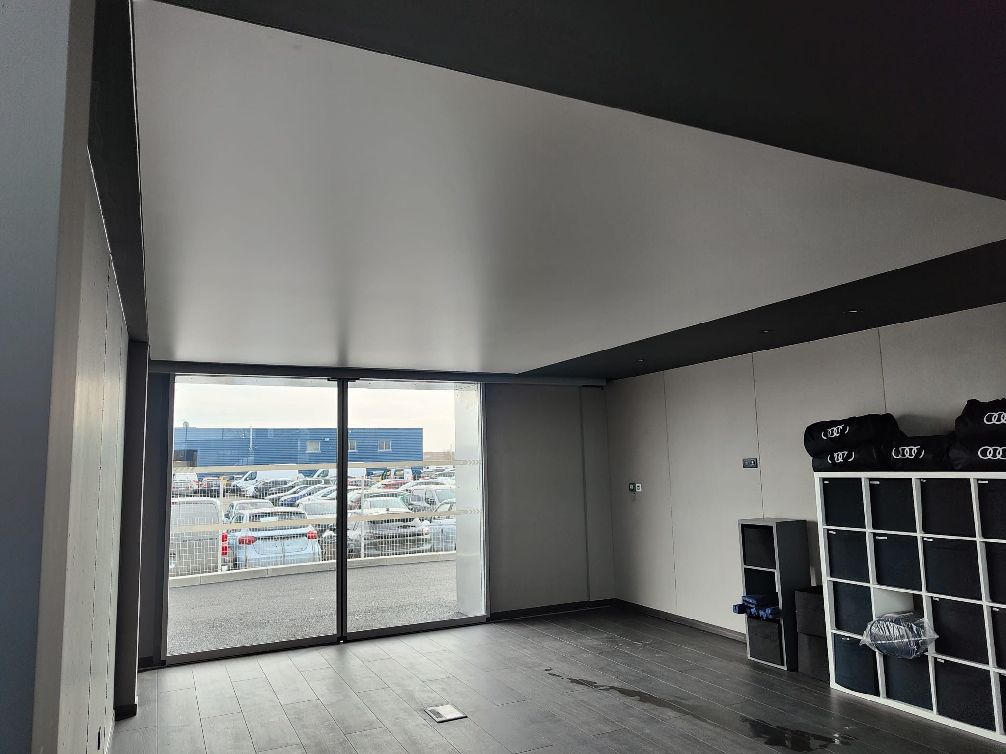 Comment est installé un plafond tendu ?